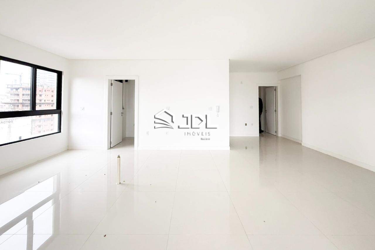 Apartamento à venda no bairro Meia Praia: 