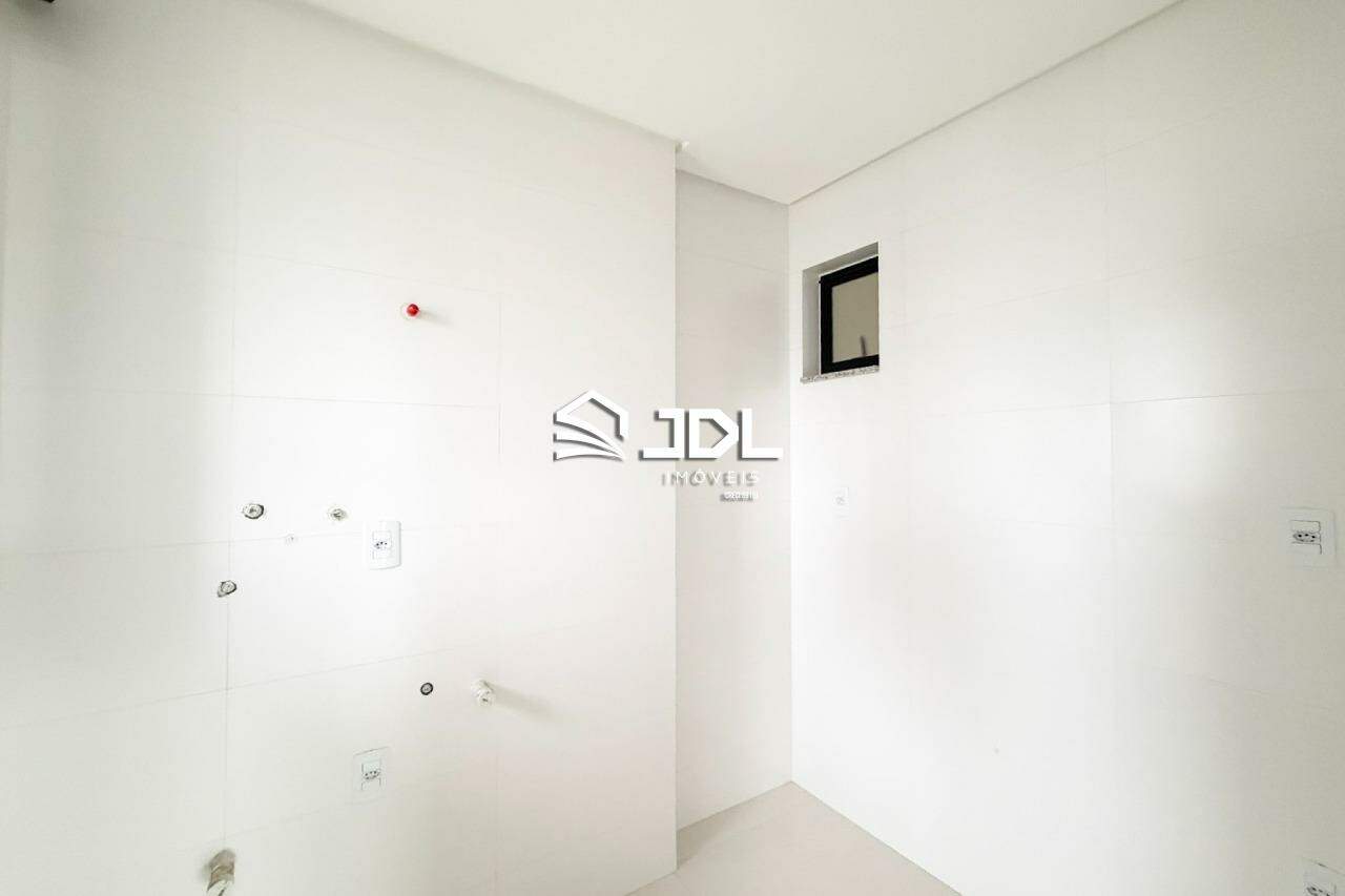 Apartamento à venda no bairro Meia Praia: 