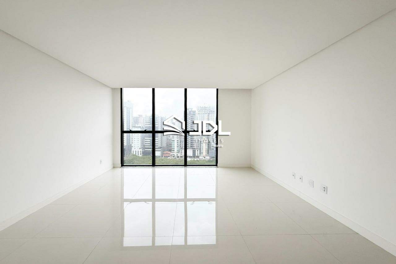 Apartamento à venda no bairro Meia Praia: 