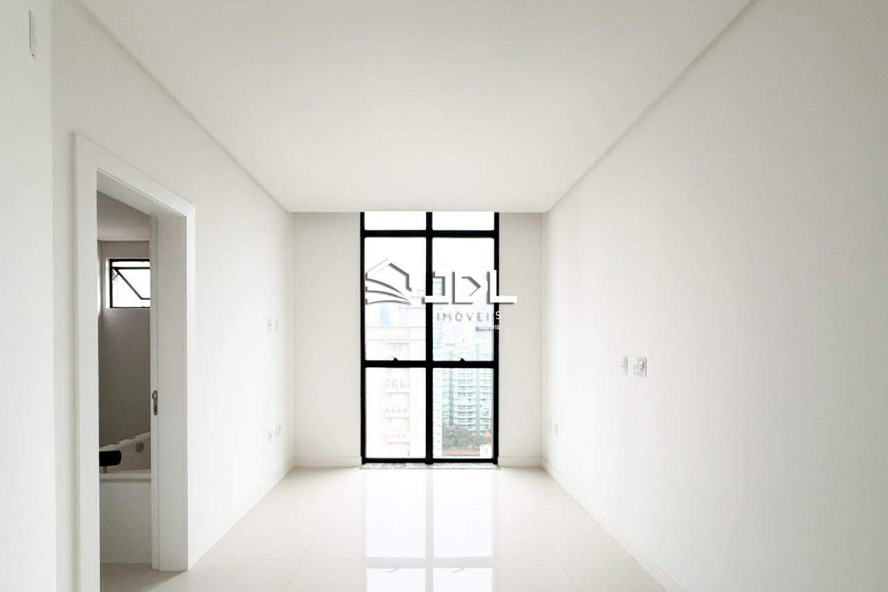 Apartamento à venda no bairro Meia Praia: 