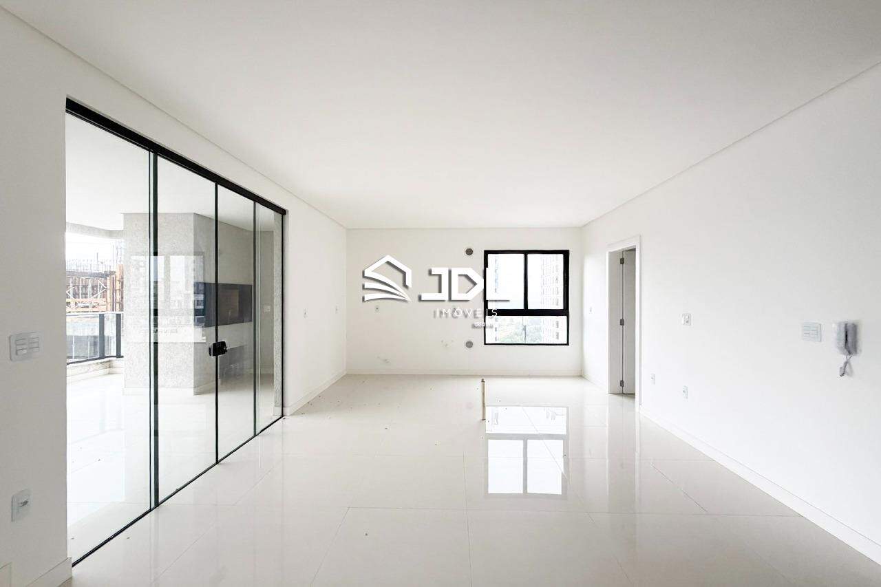Apartamento à venda no bairro Meia Praia: 