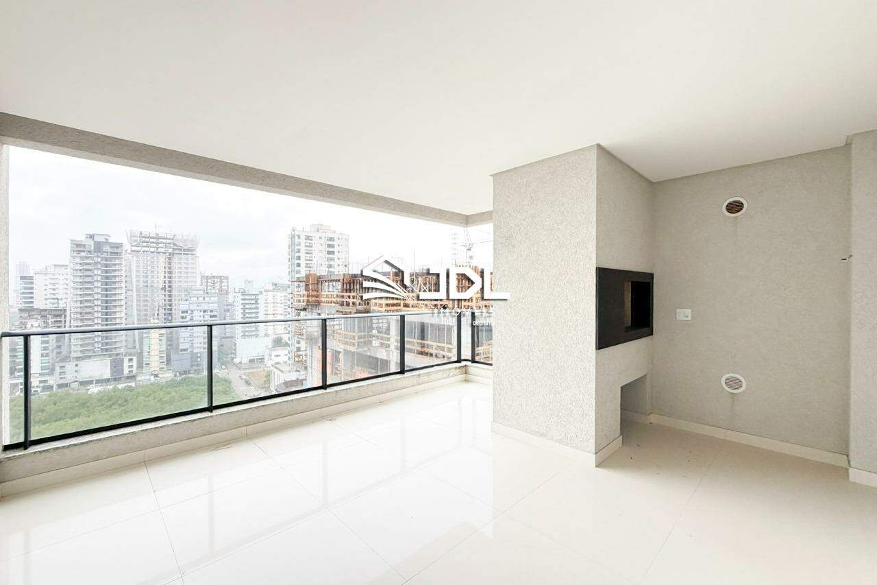 Apartamento à venda no bairro Meia Praia: 