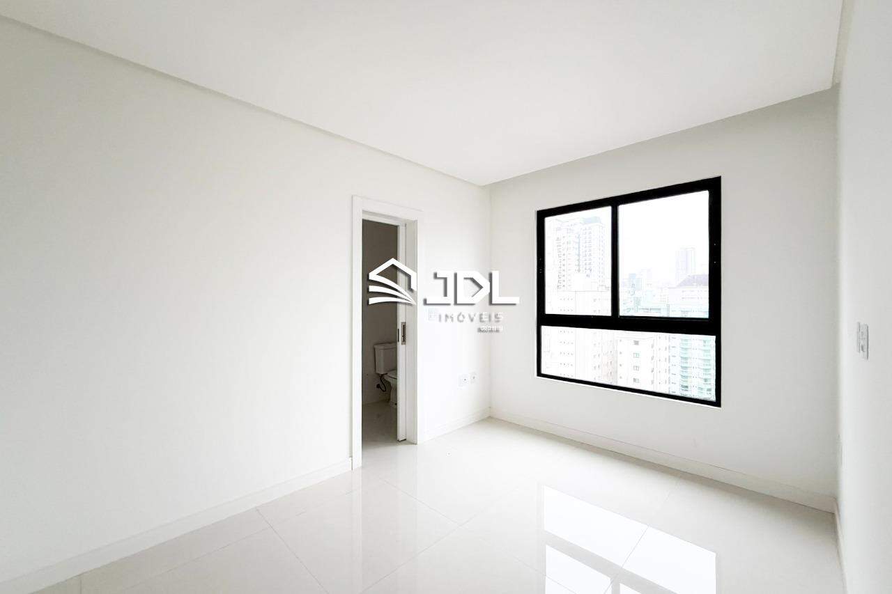 Apartamento à venda no bairro Meia Praia: 