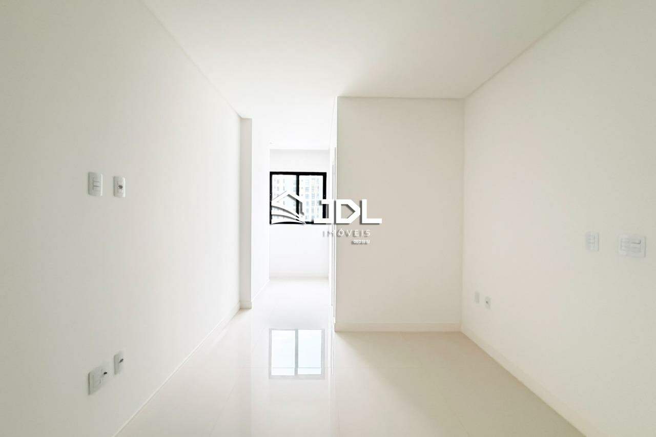 Apartamento à venda no bairro Meia Praia: 