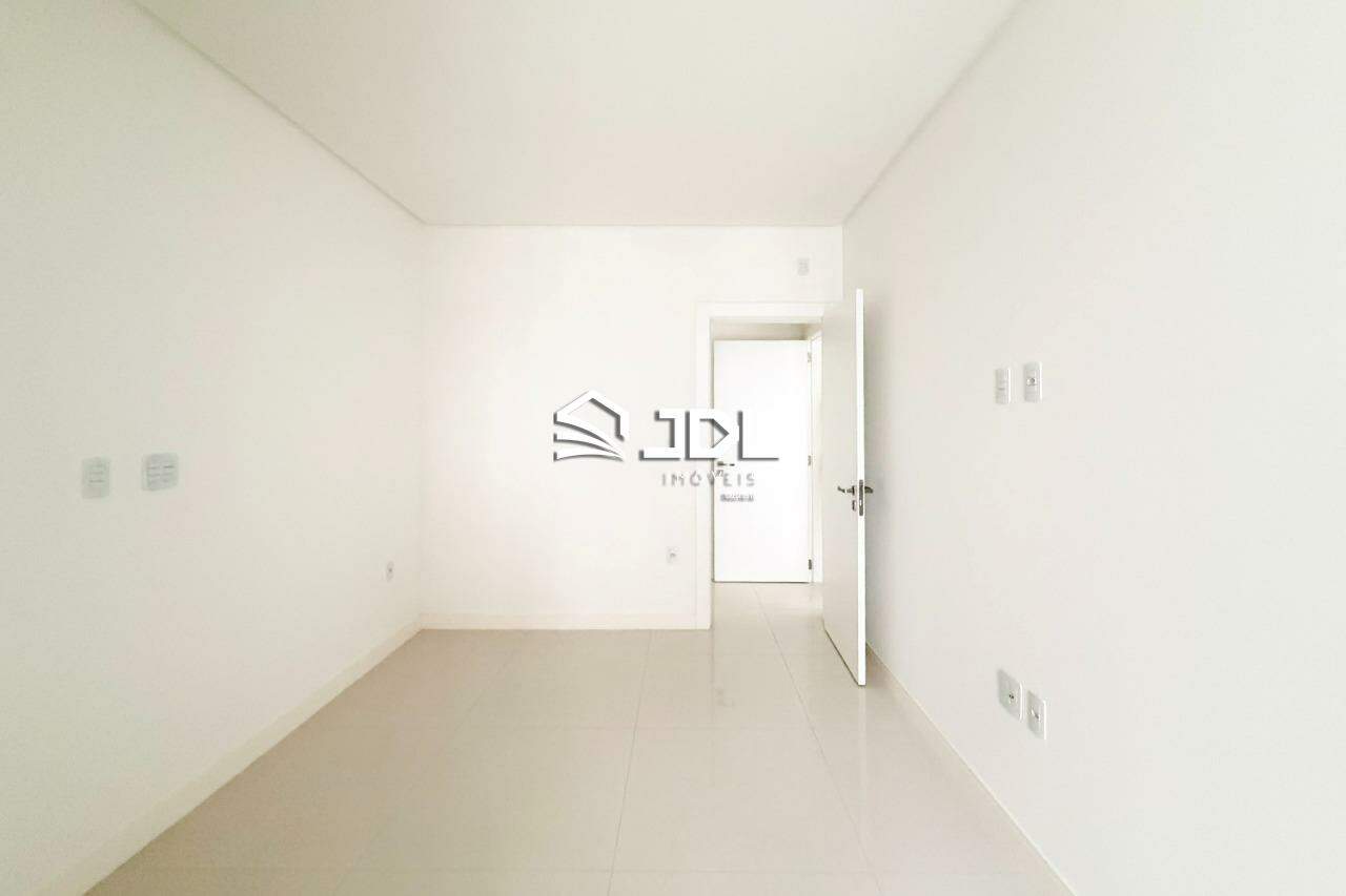 Apartamento à venda no bairro Meia Praia: 