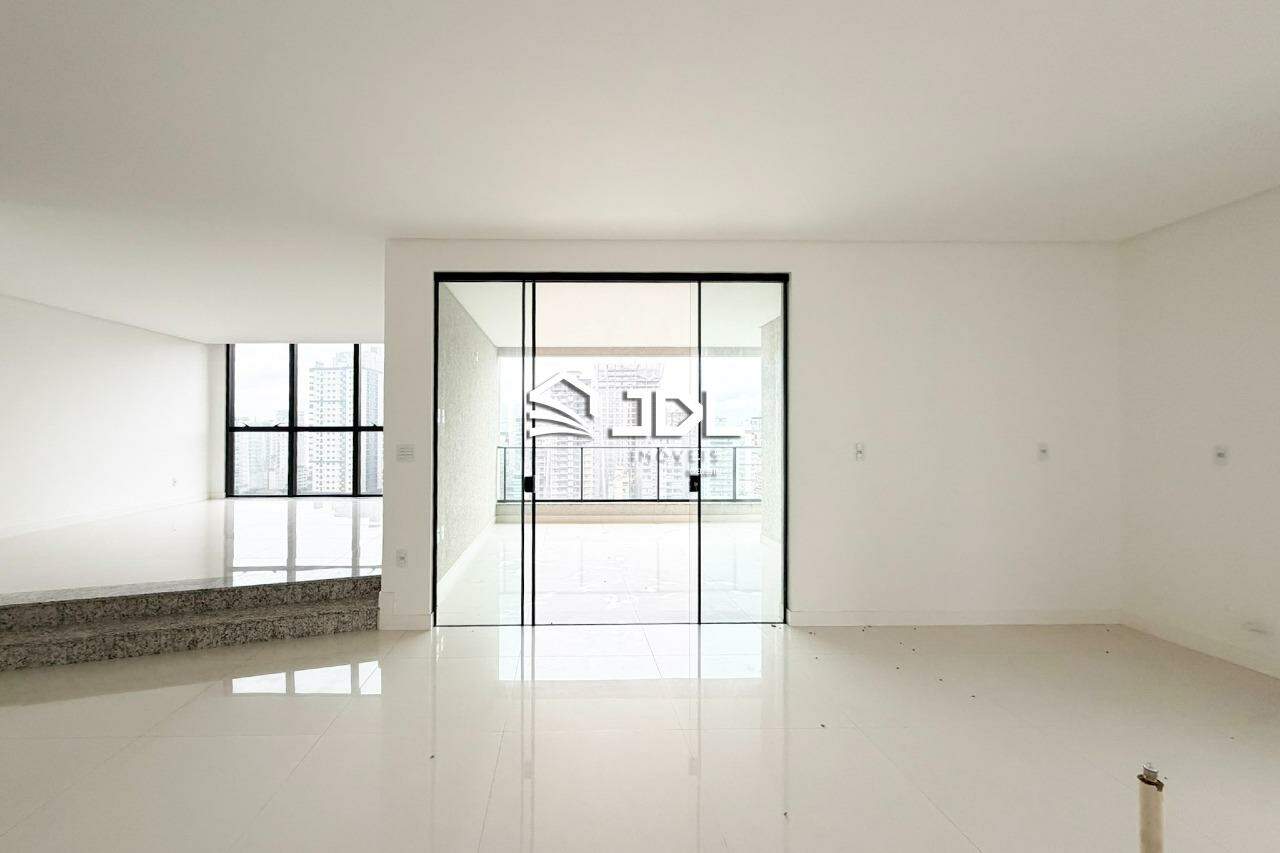 Apartamento à venda no bairro Meia Praia: 