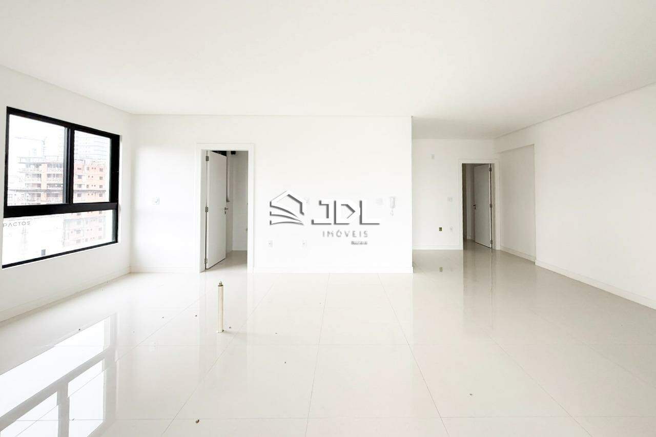 Apartamento à venda no bairro Meia Praia: 