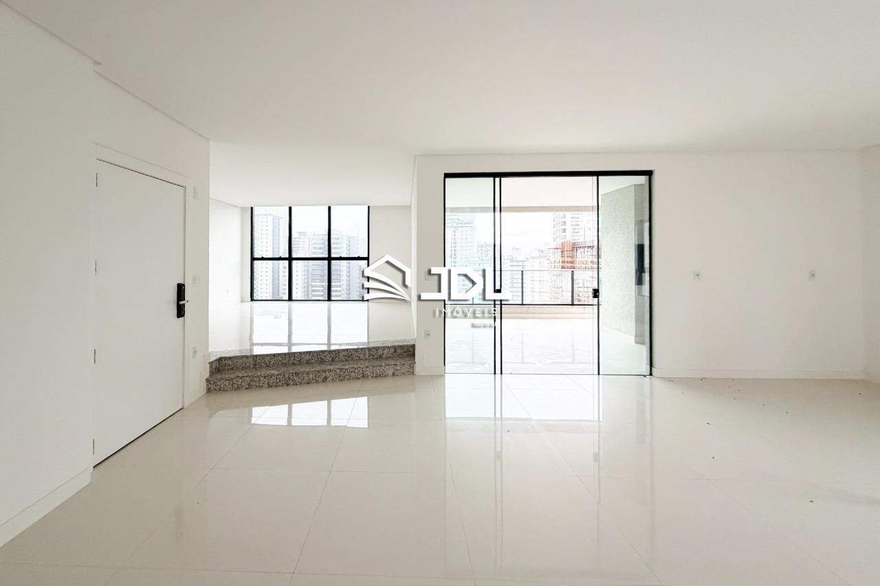 Apartamento à venda no bairro Meia Praia: 