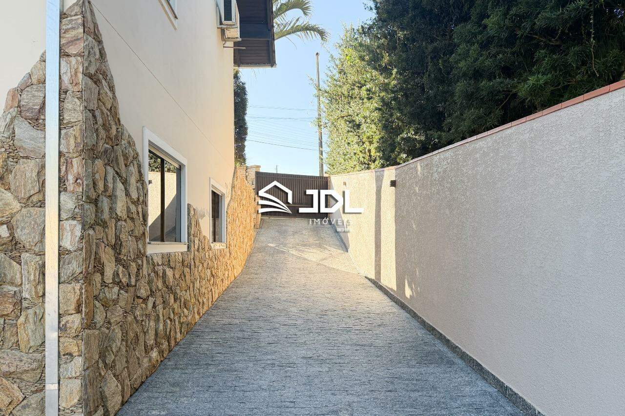 Casa à venda no bairro Velha Central: 