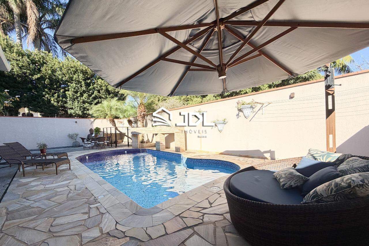 Casa à venda no bairro Velha Central: 