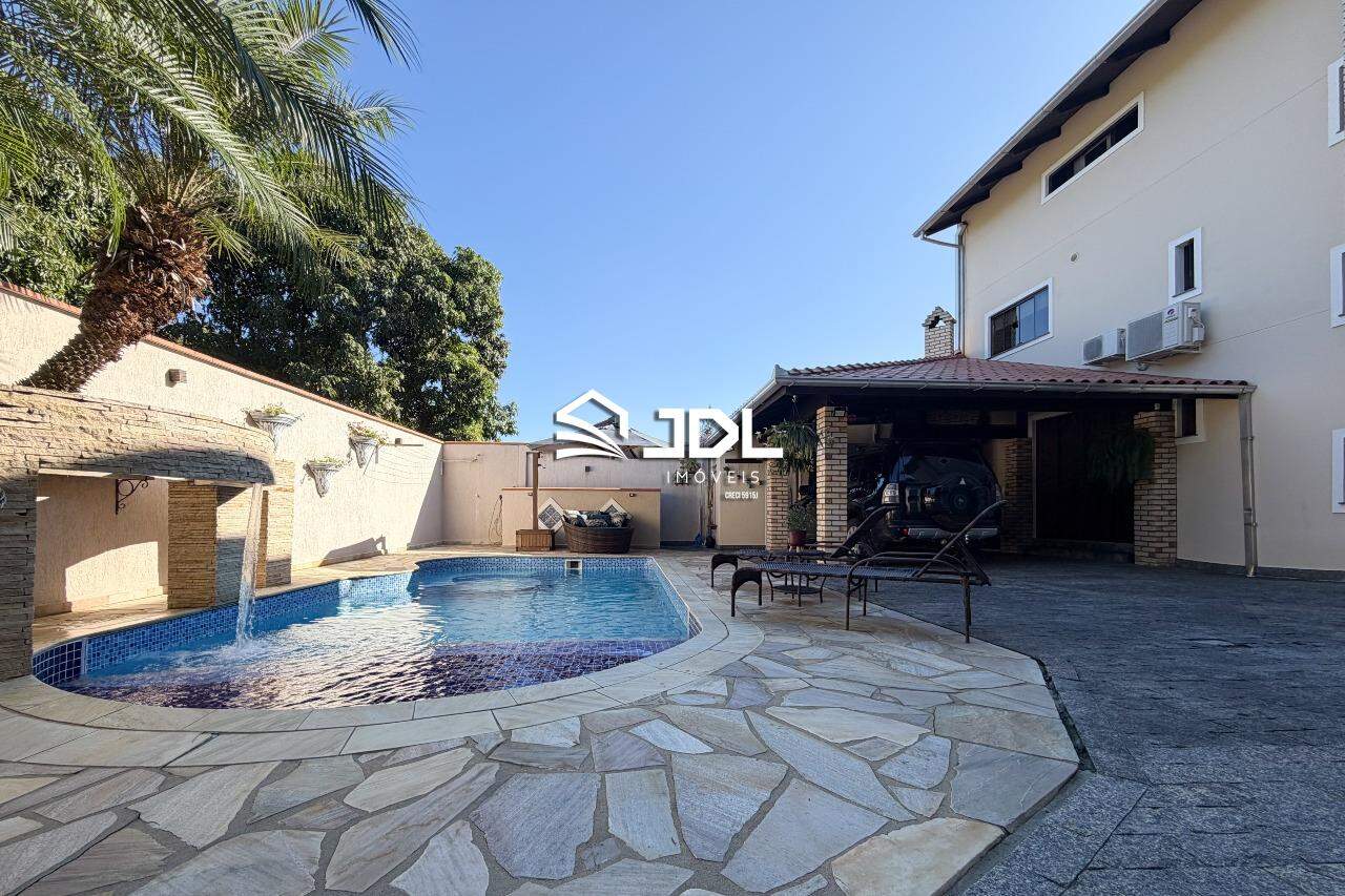 Casa à venda no bairro Velha Central: 
