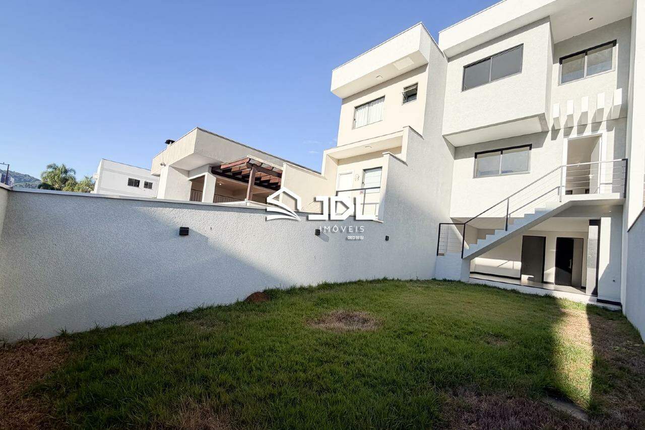 Casa à venda no bairro Velha Central: 