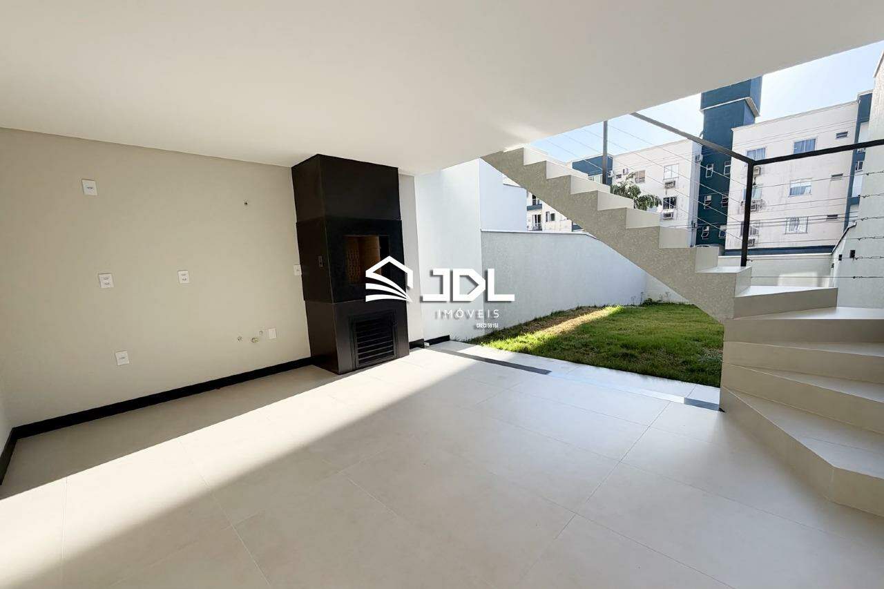Casa à venda no bairro Velha Central: