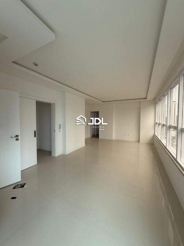 Apartamento à venda no bairro Meia Praia: 