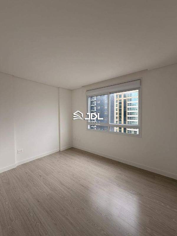 Apartamento à venda no bairro Meia Praia: 