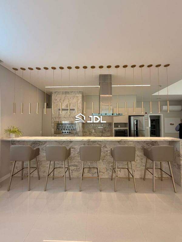 Apartamento à venda no bairro Meia Praia: 