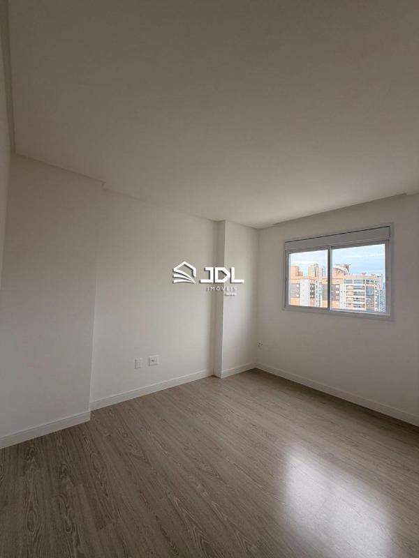 Apartamento à venda no bairro Meia Praia: 