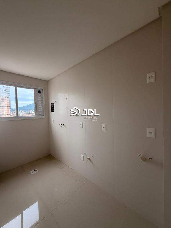 Apartamento à venda no bairro Meia Praia: 