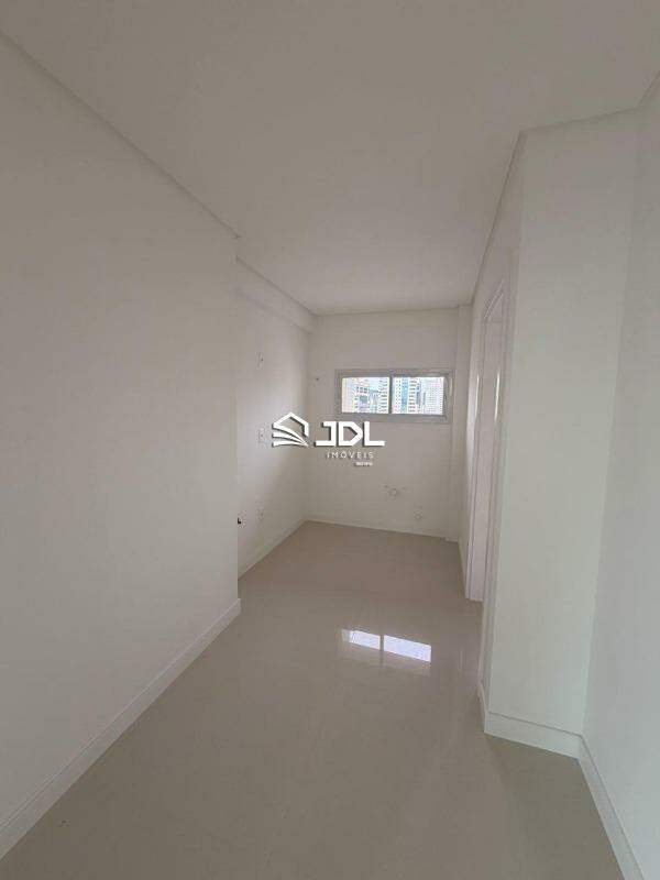 Apartamento à venda no bairro Meia Praia: 