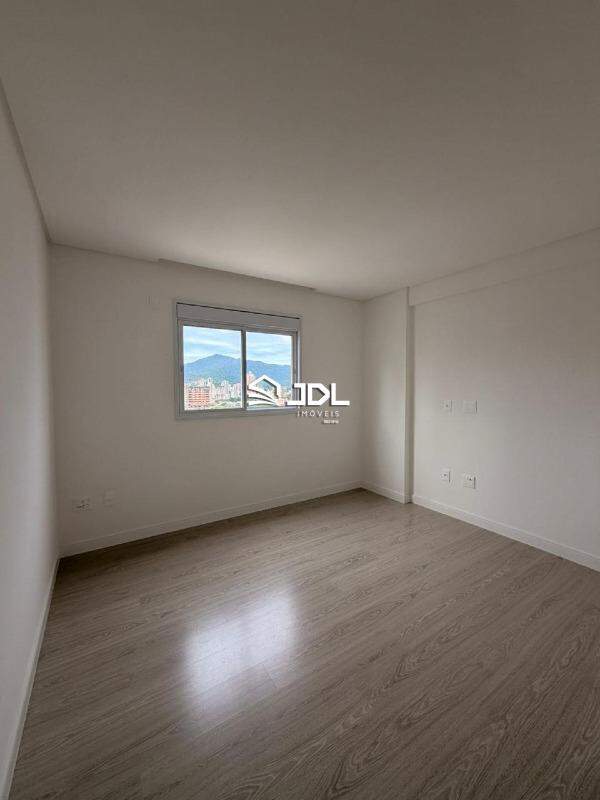 Apartamento à venda no bairro Meia Praia: 