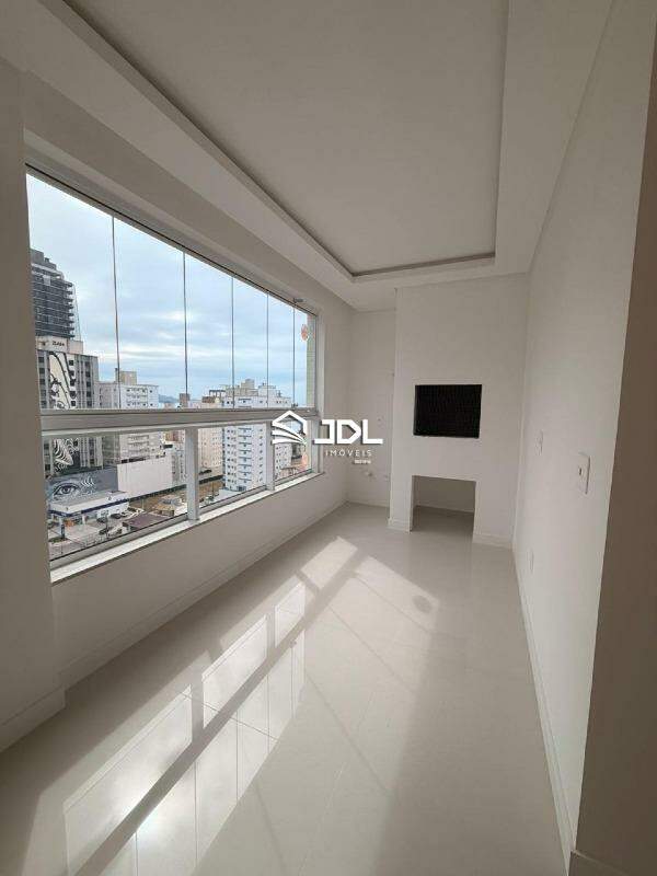 Apartamento à venda no bairro Meia Praia: 