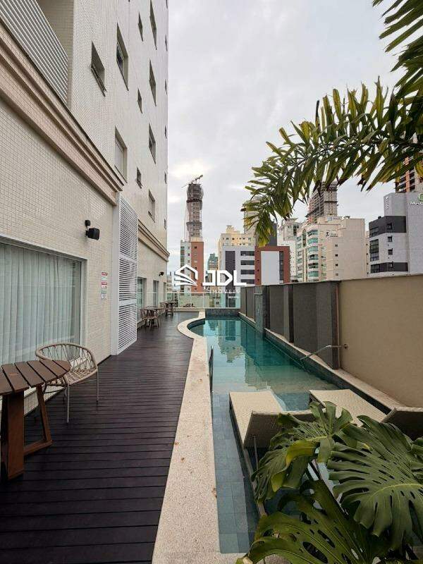 Apartamento à venda no bairro Meia Praia: 