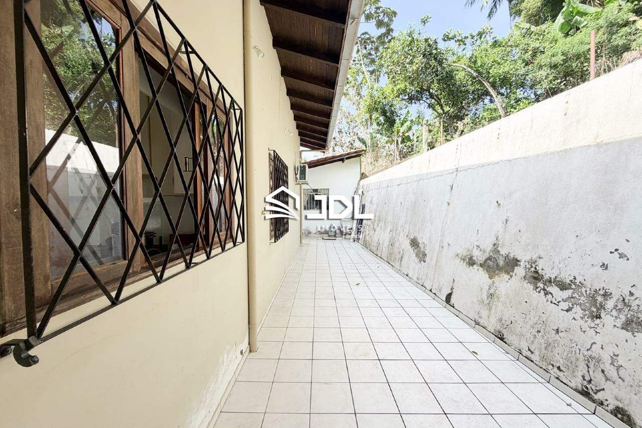Casa à venda no bairro Velha Central: