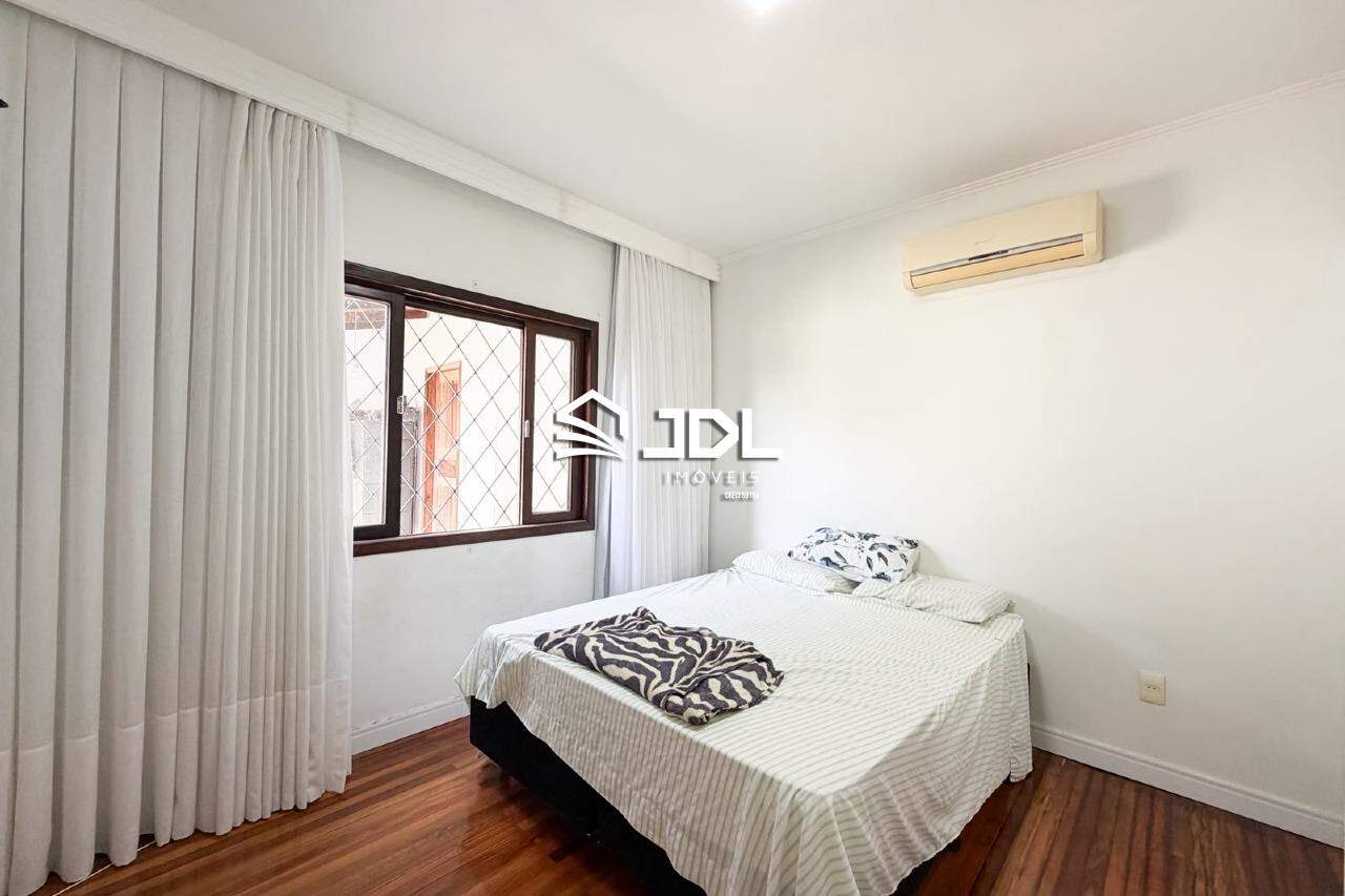 Casa à venda no bairro Velha Central: