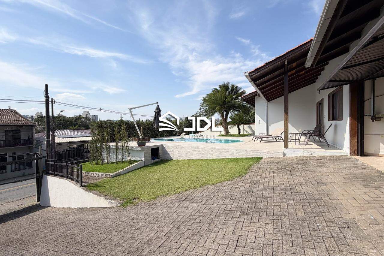 Casa à venda no bairro Velha Central: