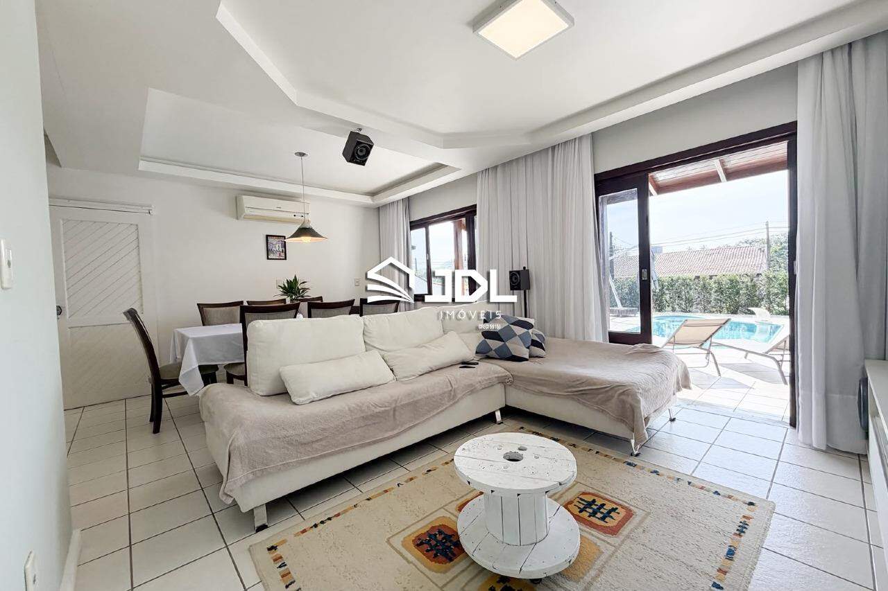 Casa à venda no bairro Velha Central: