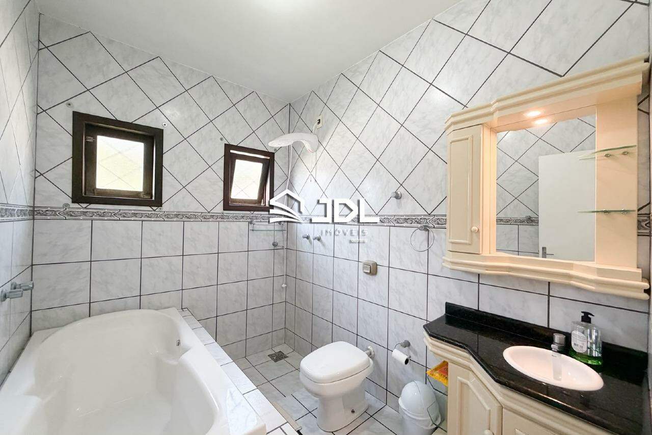 Casa à venda no bairro Velha Central: