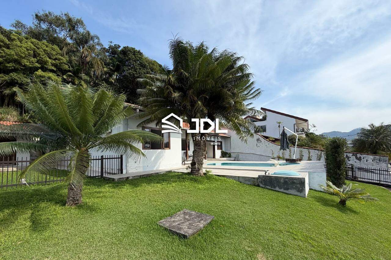 Casa à venda no bairro Velha Central: