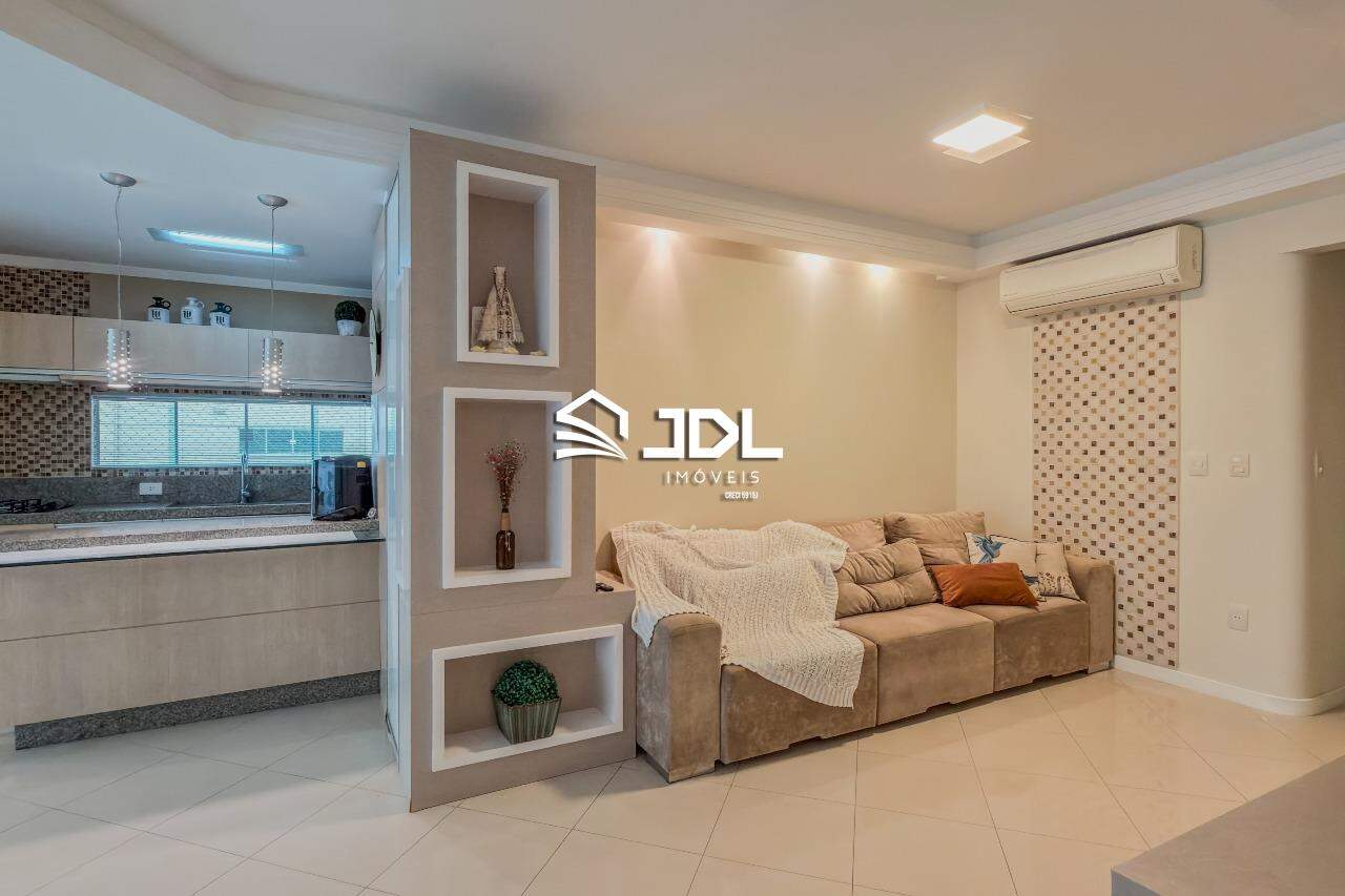 Apartamento à venda no bairro Meia Praia: 