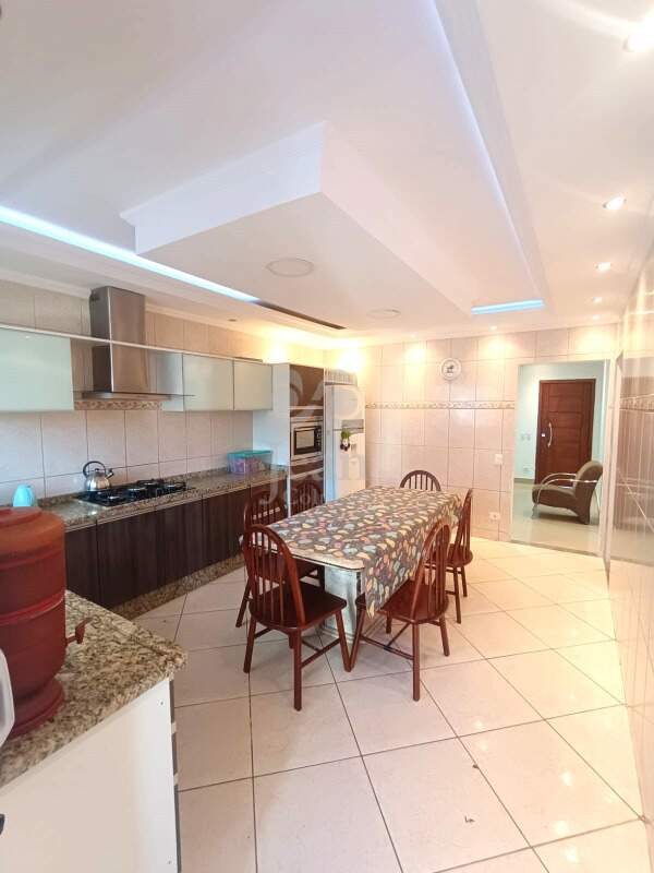 Casa térrea à venda no Cezar de Souza: 