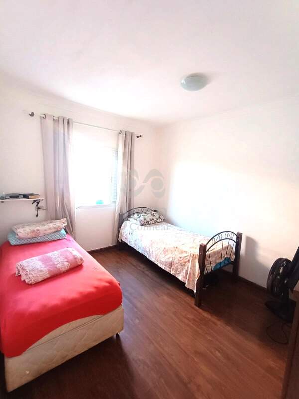 Casa térrea à venda no Cezar de Souza: 