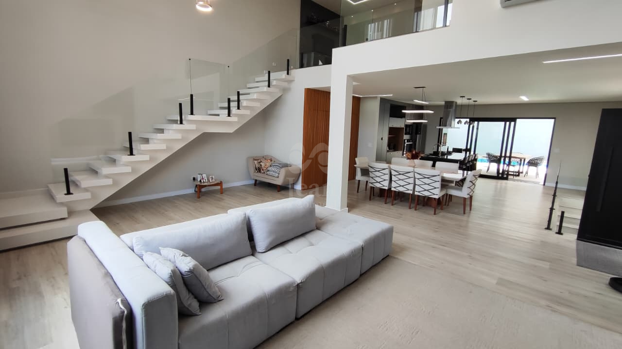 Casa em condomínio à venda no Cezar de Souza: 