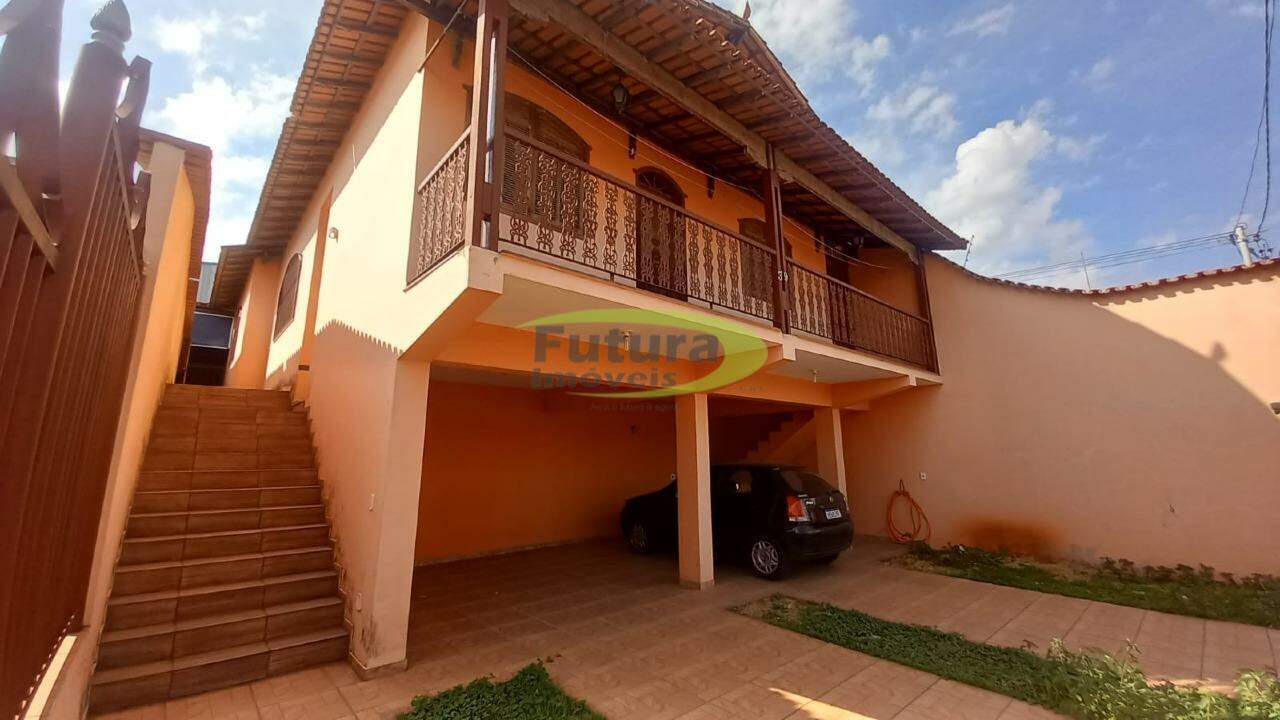 Casa à venda com 3 quartos, 360m² - Foto 1