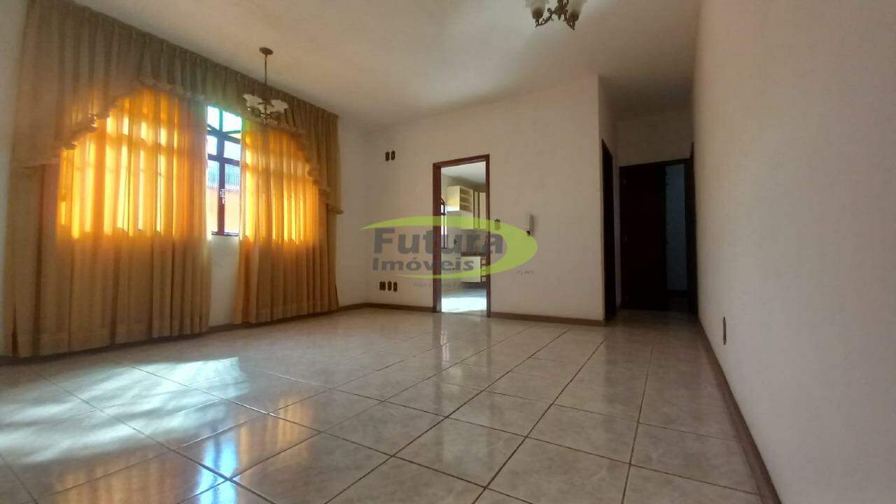 Casa à venda com 3 quartos, 360m² - Foto 2