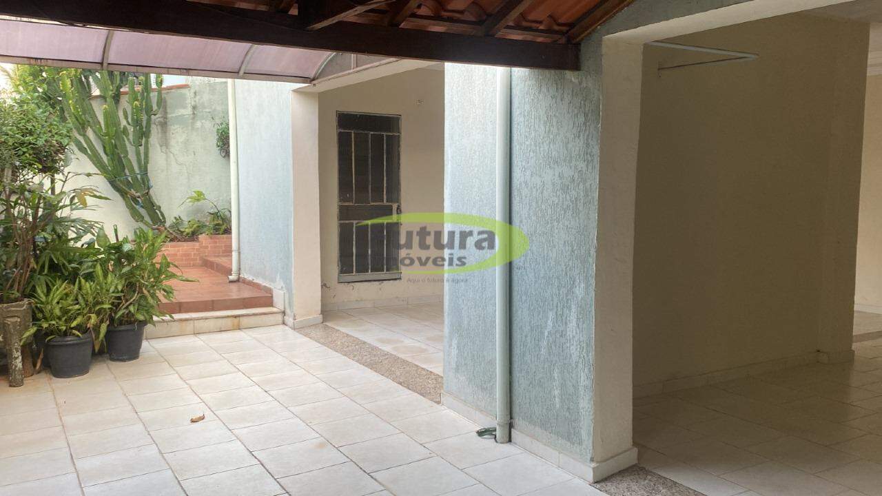 Casa à venda com 3 quartos, 360m² - Foto 1