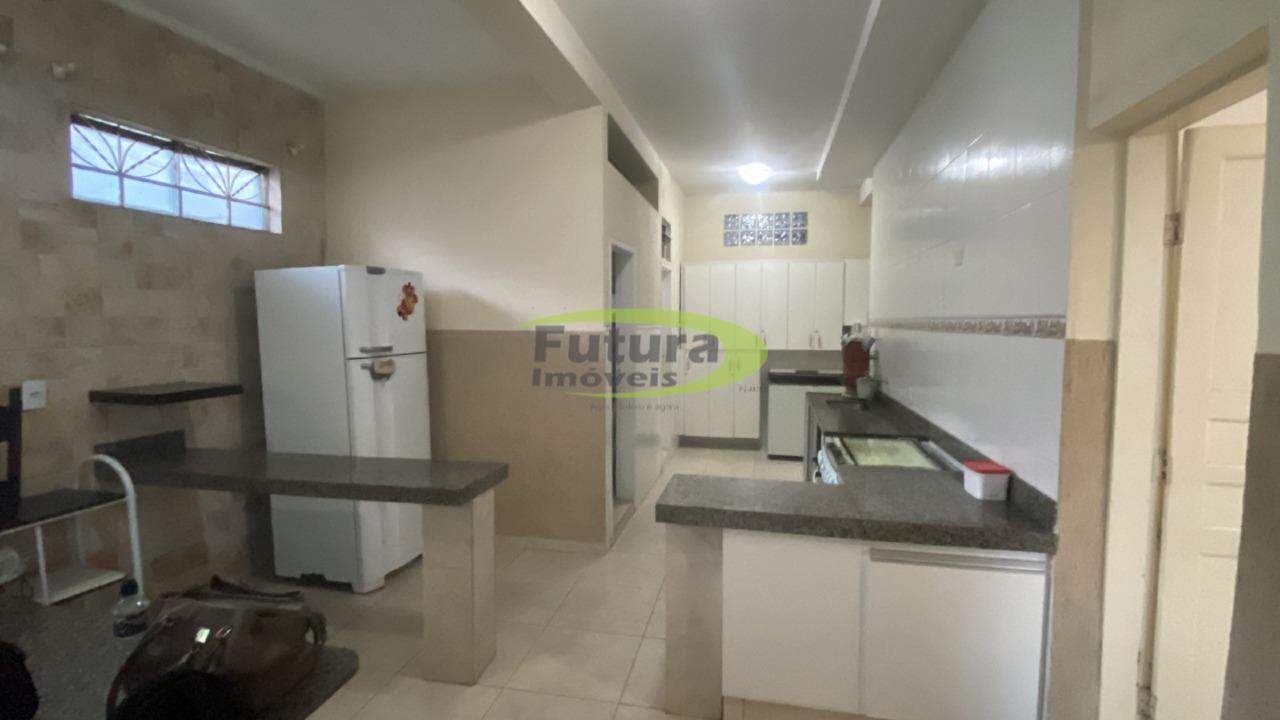 Casa à venda com 3 quartos, 360m² - Foto 3