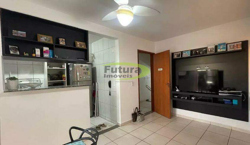 Apartamento à venda com 3 quartos, 8158m² - Foto 2