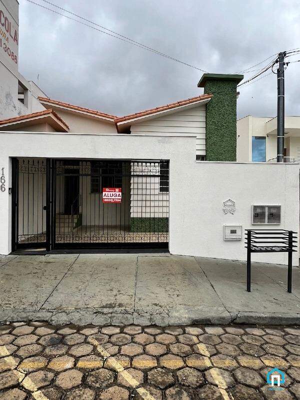 Casa para alugar com 100 m², 2 quartos, 2 banheiros, 1 vaga em Centro, Piumhi