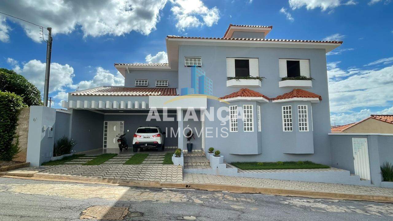 Casa à venda no bairro Centro em Piumhi/MG: 