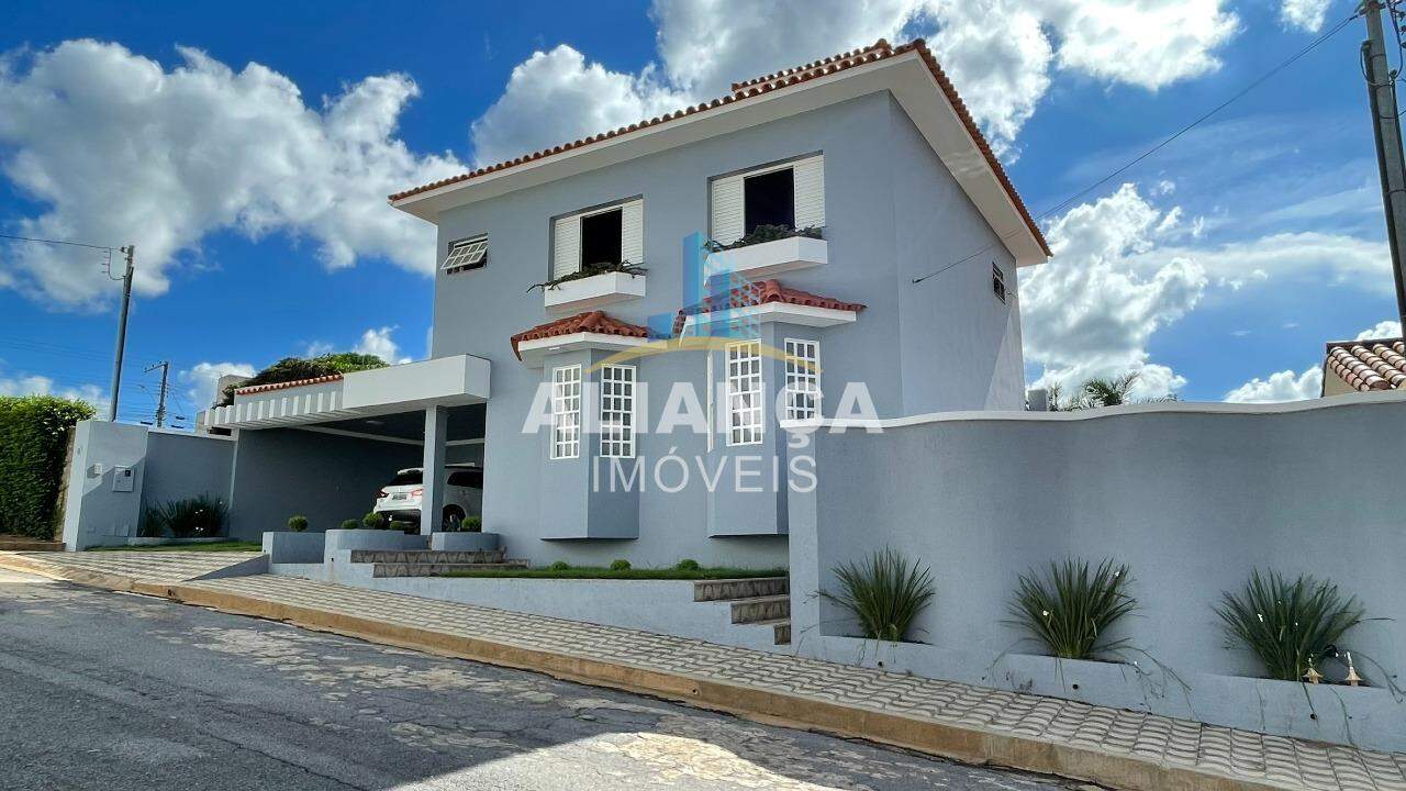 Casa à venda no bairro Centro em Piumhi/MG: 