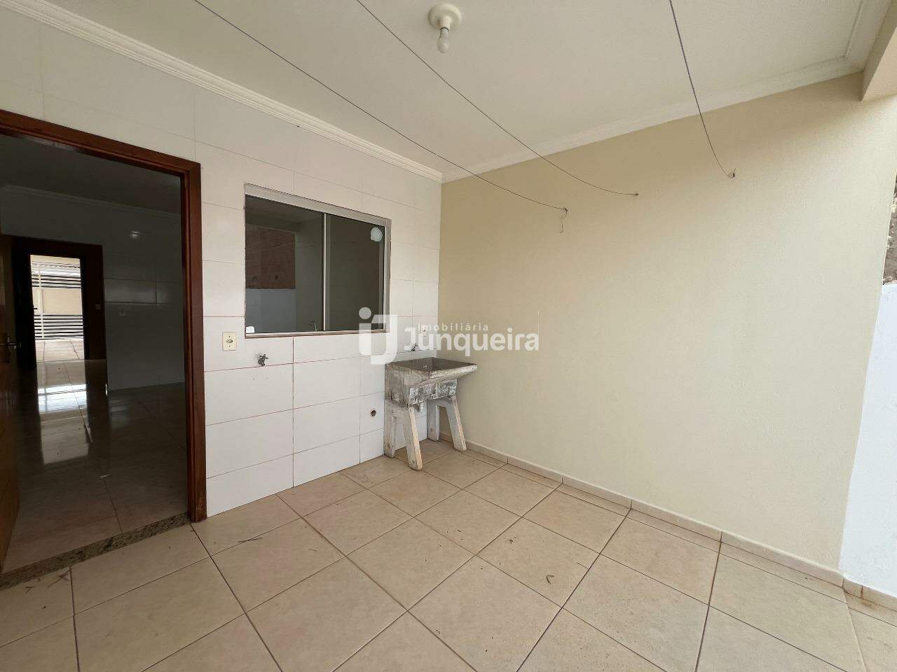 Casa para alugar, 2 quartos, sendo 1 suíte, 2 vagas, no bairro Residencial São Pedro em Rio das Pedras - SP