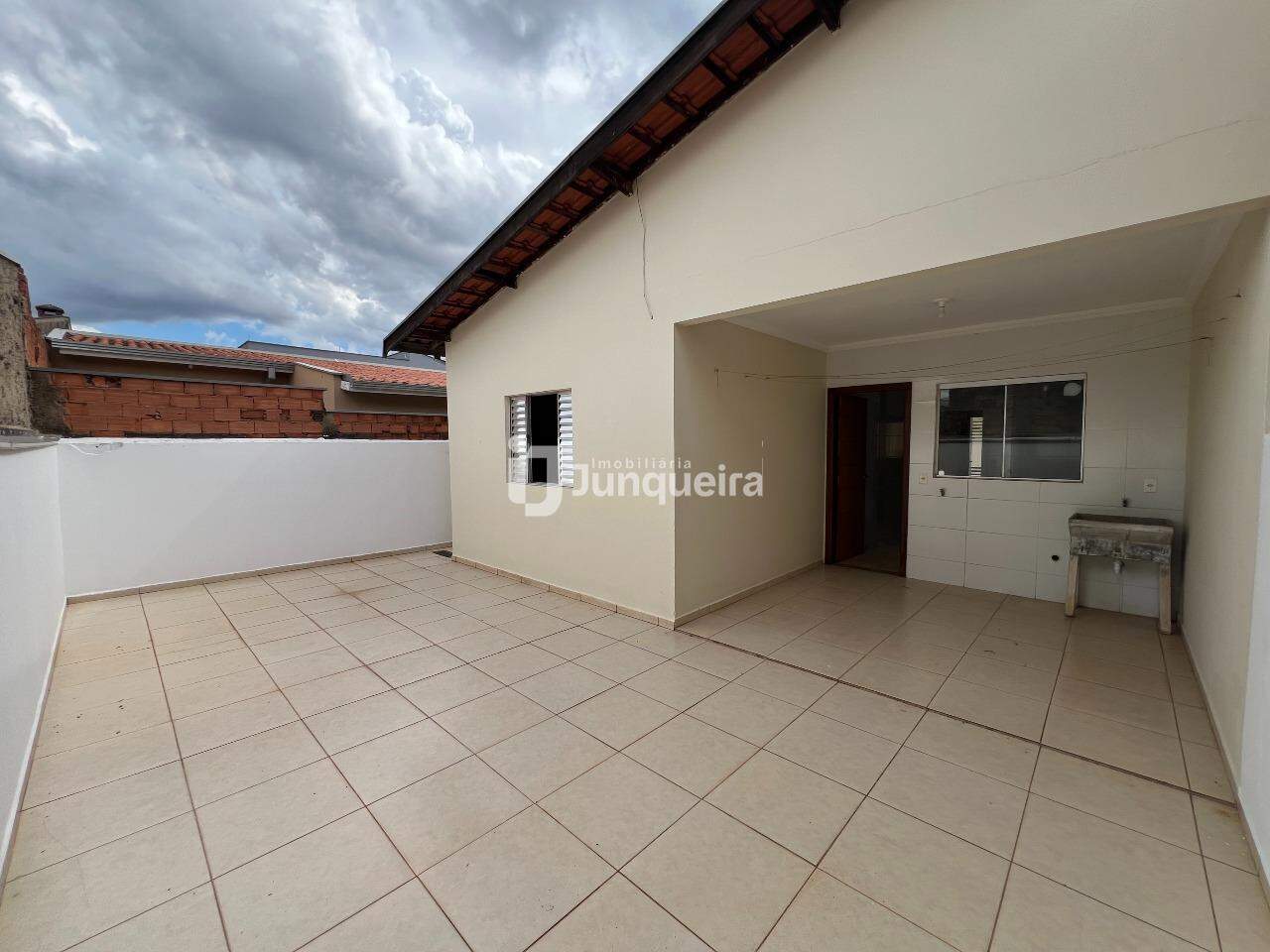 Casa para alugar, 2 quartos, sendo 1 suíte, 2 vagas, no bairro Residencial São Pedro em Rio das Pedras - SP