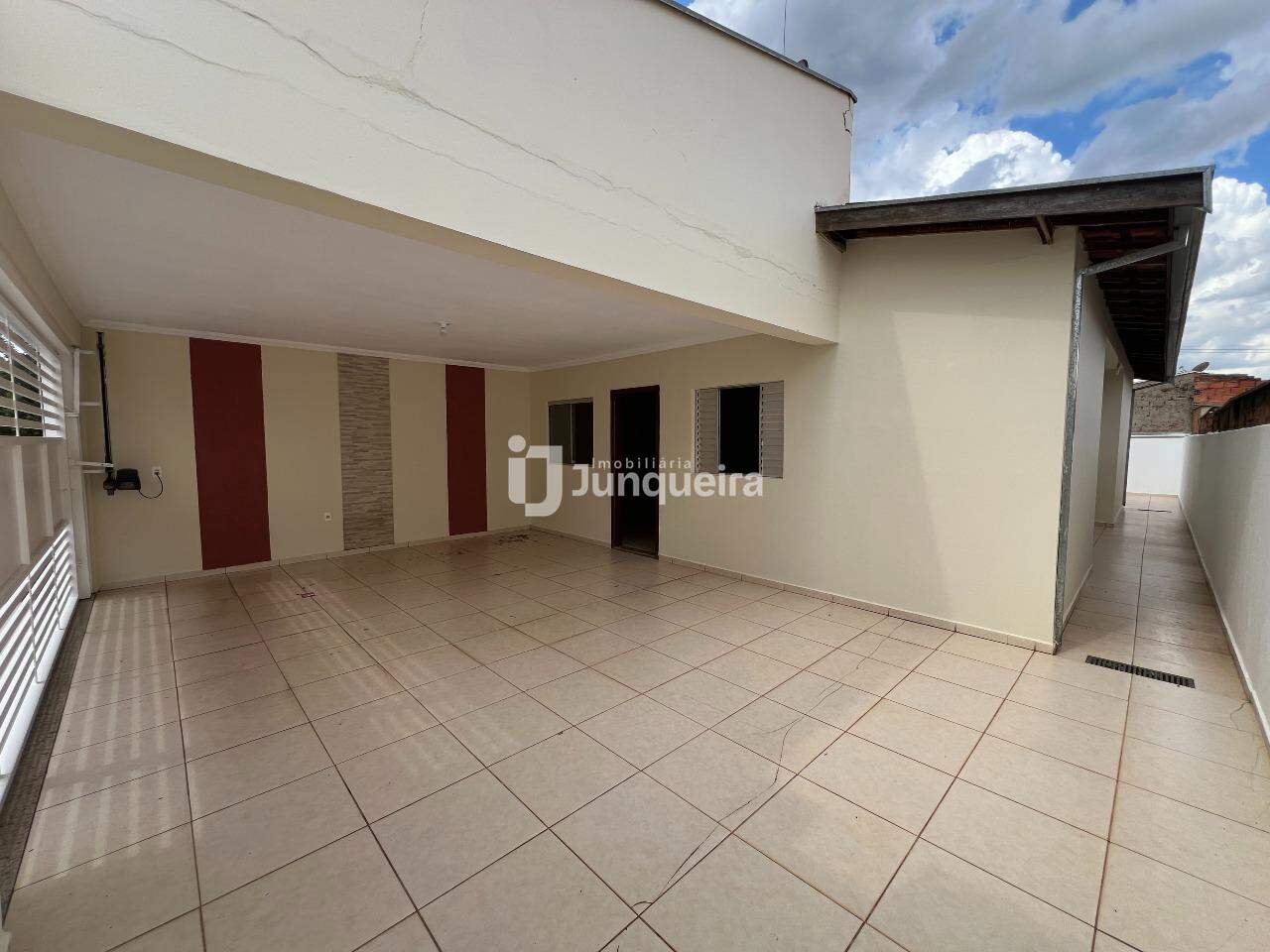 Casa para alugar, 2 quartos, sendo 1 suíte, 2 vagas, no bairro Residencial São Pedro em Rio das Pedras - SP