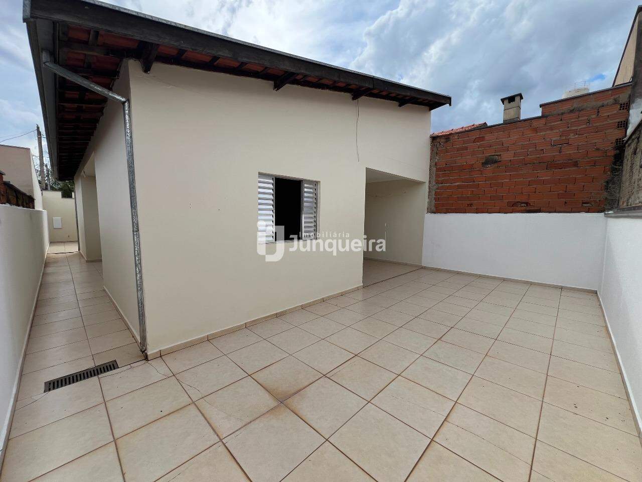 Casa para alugar, 2 quartos, sendo 1 suíte, 2 vagas, no bairro Residencial São Pedro em Rio das Pedras - SP