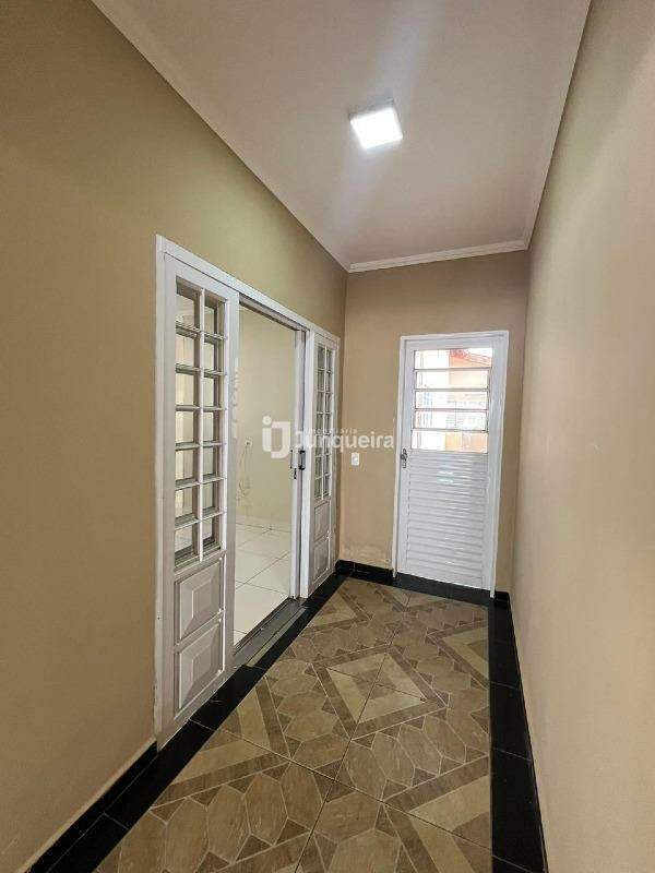 Casa para alugar, 3 quartos, sendo 1 suíte, 2 vagas, no bairro Santa Maria em Rio das Pedras - SP