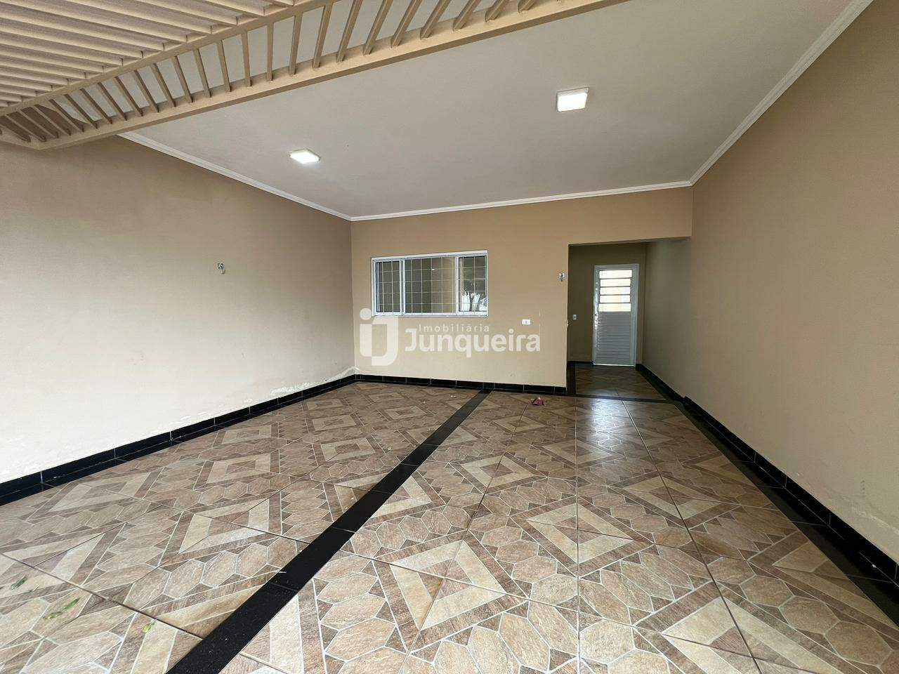 Casa para alugar, 3 quartos, sendo 1 suíte, 2 vagas, no bairro Santa Maria em Rio das Pedras - SP